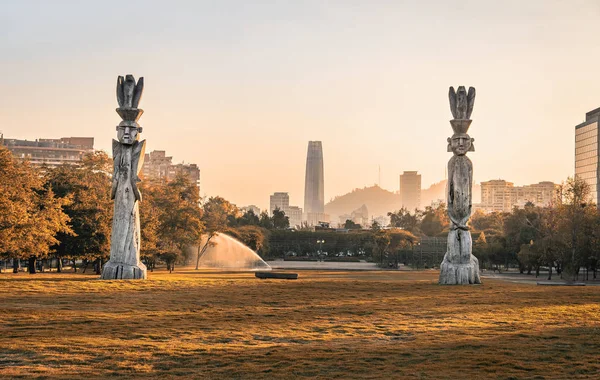 Santiago Skyline Araucano Park Chemamules Traditional Mapuche Sculptures Santiago Chile — Stock Photo, Image