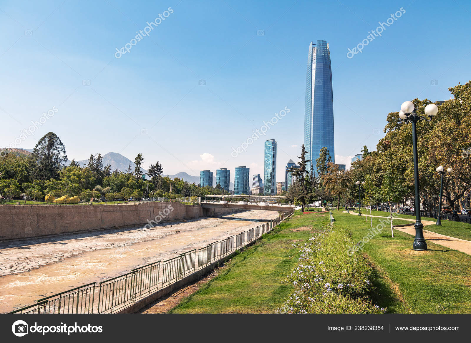 Santiago Skyline Río Mapocho Santiago Chile — Foto de stock