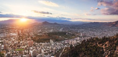 Gün batımında - Santiago, Chile Santiago San Cristobal Tepesi'nden panoramik havadan görünümü