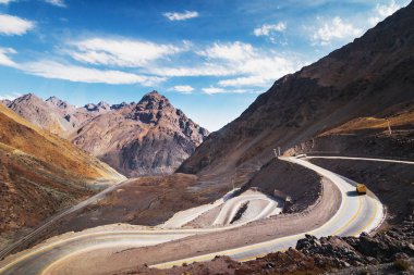 Mendoza, Arjantin arasındaki Santiago de Chile Andes dağ yılan gibi yola