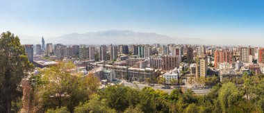 Hava panoramik şehir Santiago Andes Dağları ile arka planda - Santiago, Şili