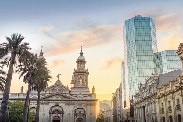 プラザ アルマス広場とアット サンセット サンティアゴ サンティアゴ大聖堂 — ストック写真