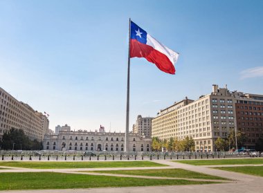 La Moneda Sarayı ve Bicentenario Şili bayrağı - Santiago, Şili