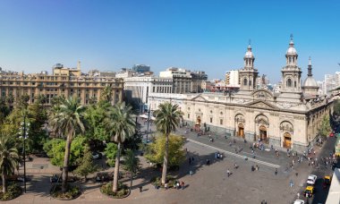 Plaza de Armas Meydanı ve Santiago Metropolitan Katedrali - Santiago, Şili hava görünümünü