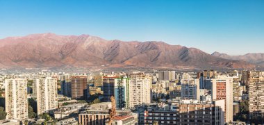 Hava panoramik şehir Santiago Andes Dağları ile arka planda - Santiago, Şili