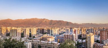 Hava panoramik şehir Santiago Andes Dağları ile arka planda - Santiago, Şili