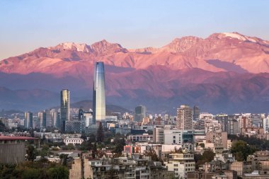 Santiago manzarası Costanera gökdelen ve Andes Dağları - Santiago, Şili ile gün batımında Aaerial görünümünü