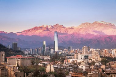 Santiago manzarası Costanera gökdelen ve Andes Dağları - Santiago, Şili ile gün batımında Aaerial görünümünü