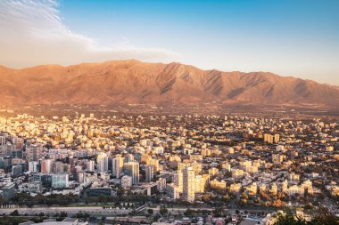 Gün batımında - Santiago, Şili şehir Santiago ve Andes Dağları havadan görünümü