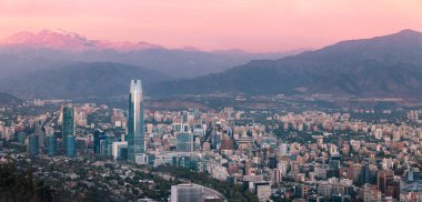 Gün batımında - Santiago, Chile Santiago Skyline havadan görünümü