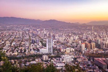 Gün batımında - Santiago, Chile Santiago şehrin havadan görünümü