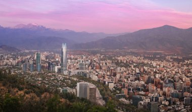 Santiago Skyline Costanera gökdelen - Santiago, Şili ile gün batımında havadan görünümü