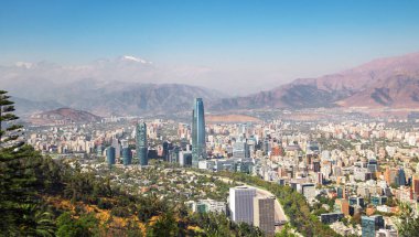 Santiago manzarası Costanera gökdelen ve Andes Dağları - Santiago, Şili ile gün batımında Aaerial görünümünü