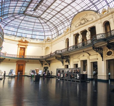 Santiago, Şili - 13 Nisan 2018: Güzel Sanatlar Müzesi (Museo de Bellas Artes) iç mimarisi - Santiago, Şili