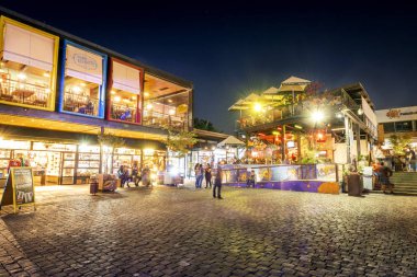 Santiago, Şili - 14 Nisan 2018: Patio Bellavista ticari merkezi ve food court adlı gece - Santiago, Şili