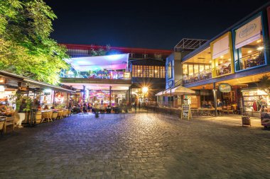 Santiago, Şili - 14 Nisan 2018: Patio Bellavista ticari merkezi ve food court adlı gece - Santiago, Şili