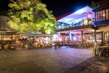 Santiago, Şili - 14 Nisan 2018: Patio Bellavista ticari merkezi ve food court adlı gece - Santiago, Şili