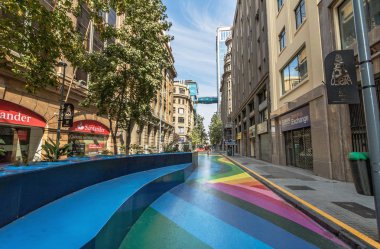 Santiago, Şili - 15 Nisan 2018: Paseo Bandera, renkli yayalara şehir Santiago - Santiago, Şili