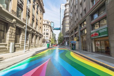 Santiago, Şili - 15 Nisan 2018: Paseo Bandera, renkli yayalara şehir Santiago - Santiago, Şili