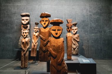 Santiago, Şili - 15 Nisan 2018: Chemamull ahşap heykeller, Pre-columbian Sanat Müzesi - Santiago, Şili