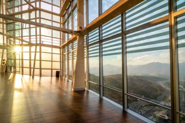 Santiago, Şili - 16 Nisan 2018: Üstünde tepe-in Santiago gökdelen günbatımı - Santiago, Şili, gökyüzü Costanera Gözlemevi