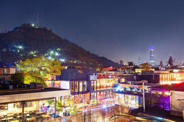 Santiago, Şili - 15 Nisan 2018: Santiago manzarası veranda Bellavista, Costanera gökdelen ve San Cristobal Hill - Santiago, Şili ile gece
