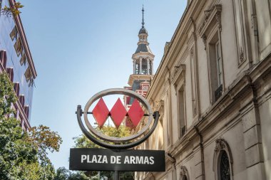 Santiago, Şili - 6 Mar 2018 Plaza de Armas Metro Tabelası - Santiago, Şili