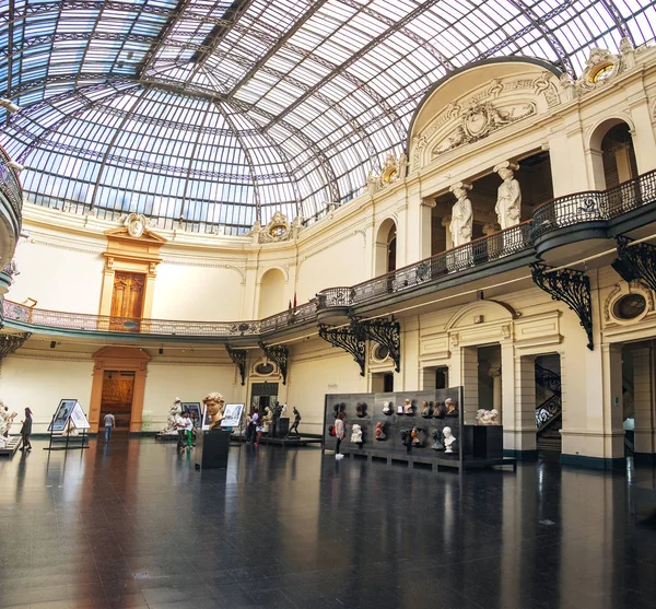 Santiago, Şili - 13 Nisan 2018: Güzel Sanatlar Müzesi (Museo de Bellas Artes) iç mimarisi - Santiago, Şili