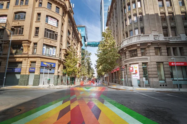 Santiago, Şili - 15 Nisan 2018: Paseo Bandera, renkli yayalara şehir Santiago - Santiago, Şili
