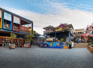 Santiago, Şili - Mar 12, 2018: Patio Bellavista ticaret merkezi ve gıda sahası - Santiago, Şili