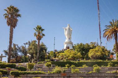 Santiago, Şili - Mar 13, 2018: San Cristobal Tepesi'nin tepesindeki Bakire Heykeli - Santiago, Şili