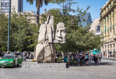 Santiago, Şili - 13 Mar 2018: Yerli halkın (El Pueblo Indigena) Plaza de Armas Meydanı, heykel Enrique Villalobos - Santiago, Şili, Anıt
