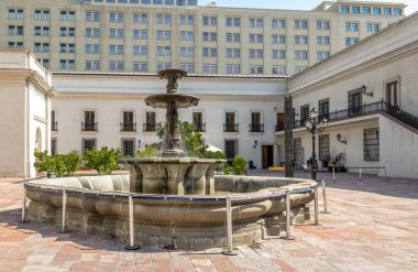 Santiago, Şili - 8 Nisan 2016: Avlu Çeşmesi La Moneda Sarayı - Santiago, Şili