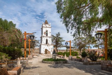 Kilisenin çan kulesi (Campanario de San Lucas) Toconao köyü Main Square - Toconao, Atacama Çölü, Chile.