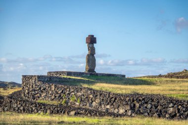 Ahu Tahai Moai Heykeli Hanga Roa yakınında boyalı gözleri ile topknot giyen - Paskalya Adası, Şili