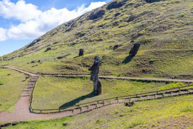 Moai heykelleri Rano Raraku volkan taş ocağı - Paskalya Adası, Şili