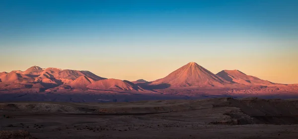 Pôr Sol Sobre Vulcão Licancabur Deserto Atacama Chile — Fotografia de Stock