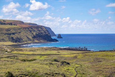 Rano Raraku volkan - Paskalya Adası, Şili görünümünden Moai heykeller Ahu Tongariki