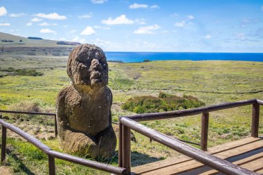 Sadece oturma Moai heykel taş ocağında Rano Raraku volkan - Paskalya Adası, Şili