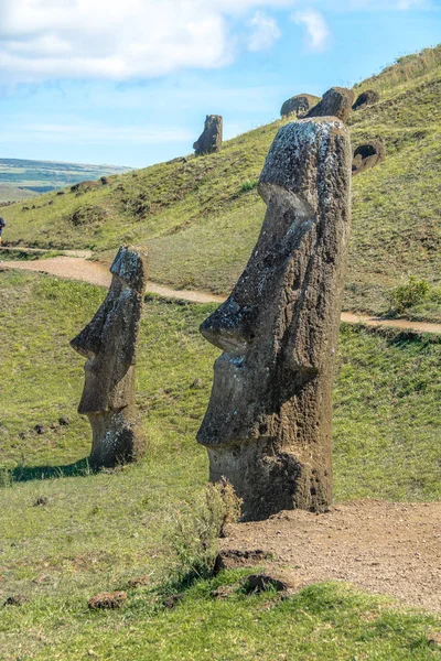 Rano Raraku 火山采石场的 Moai 智利复活节岛 — 图库照片