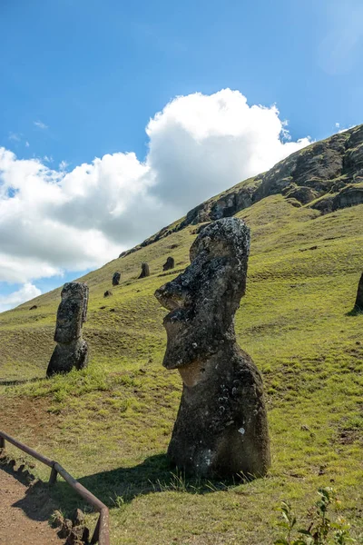 Moai Αγάλματα Του Λατομείου Ηφαίστειο Rano Raraku Νησί Του Πάσχα — Φωτογραφία Αρχείου