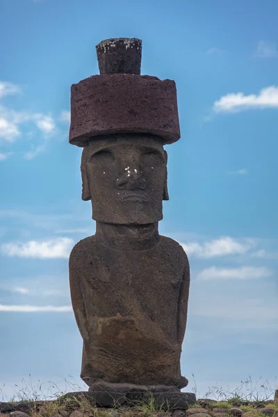 在智利的复活节岛附近 阿乌纳瑙的莫艾雕像穿着上的衣服 — 图库照片