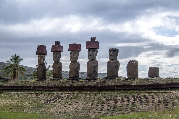 Moai Αγάλματα Του Ahu Nau Nau Φορώντας Topknots Κοντά Στην — Φωτογραφία Αρχείου