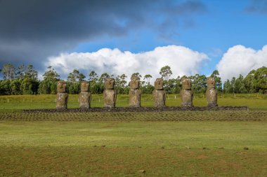 Moai heykeller Ahu Akivi, okyanus - Paskalya Adası, Şili bakan tek Moai