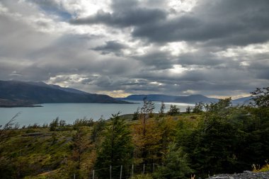 Torres del Paine Millî Parkı - Patagonia, Şili gölde