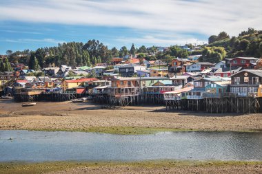 Gamboa Palafitos Tepedeki ev düşük tide - Castro, Chiloe Adası, Şili