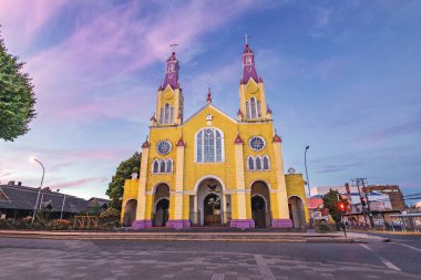 Kilise San Francisco Plaza de Armas Meydanı batımında - Castro, Chiloe Adası, Şili