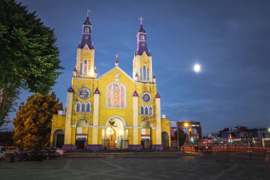 San Francisco Kilisesi ve Plaza de Armas Meydanı gece - Castro, Chiloe Adası, Şili