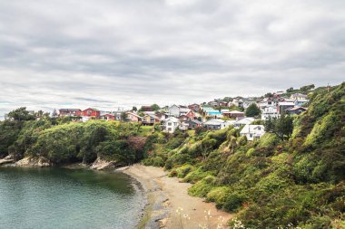 Plaj ve Ancud şehir - Ancud, Chiloe Adası, Şili'nin yüksek görünümü