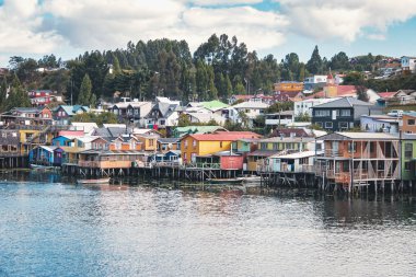 Gamboa Palafitos Tepedeki ev - Castro, Chiloe Adası, Şili